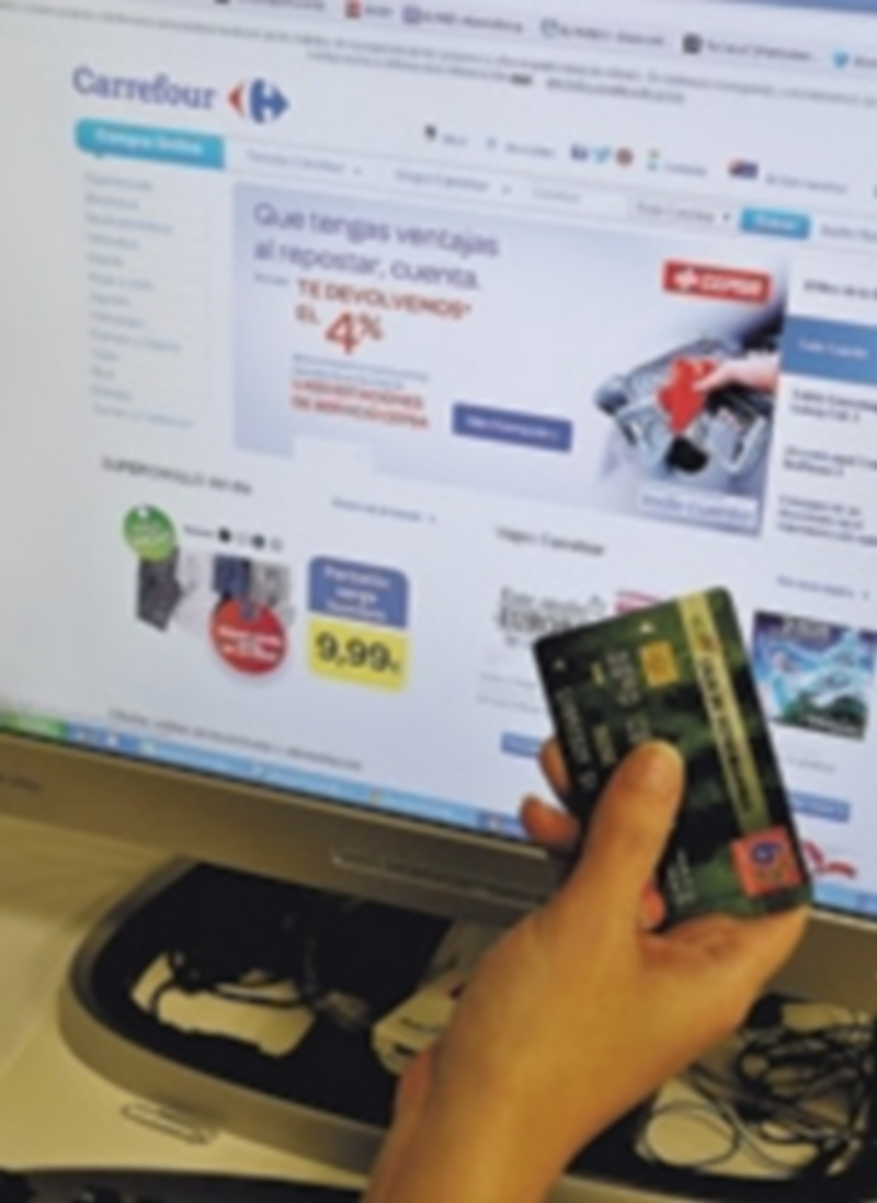Una joven realiza sus compras en la página de un supermercado ‘on line’. / J. Martín