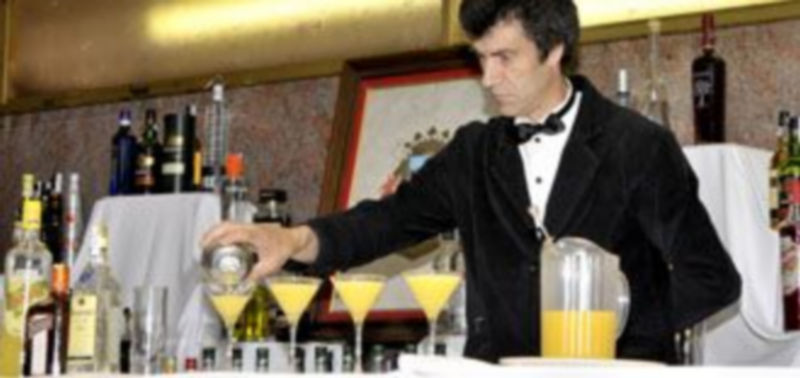 Uno de los participantes del Campeonato Nacional de Coctelería ‘Ciudad de Segovia’. / Alberto Benavente