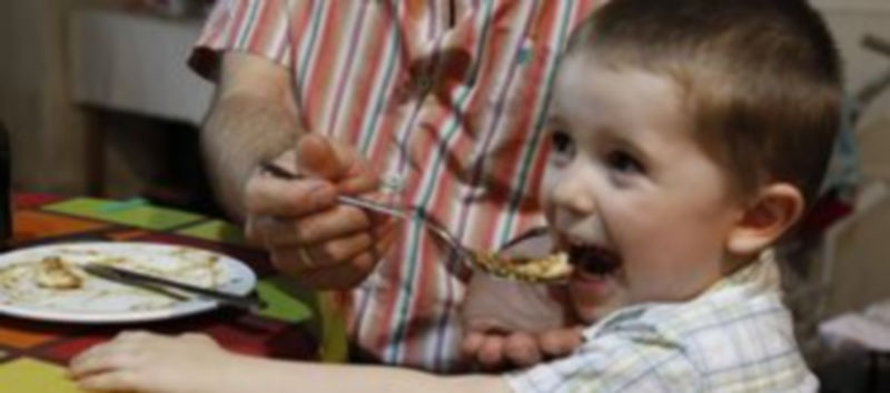 Las tapas del concurso de DeCalles gustan a todas las edades. Imagen tomada en El Fogón Sefardí. / diego de MIguel