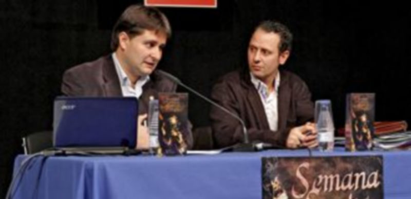 David Muriel (izq.) junto al presidente de la Cofradía de Jesús Nazareno de la villa