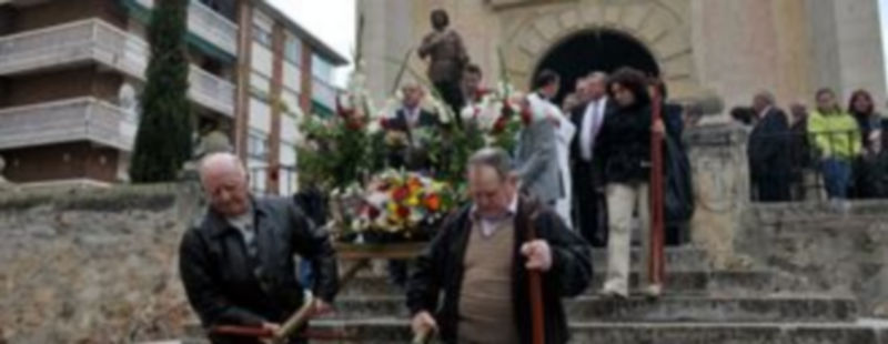 Momento en que los miembros de la Junta Agropecuaria de Segovia inician la procesión por el barrio del Cristo del Mercado. / KAMARERO