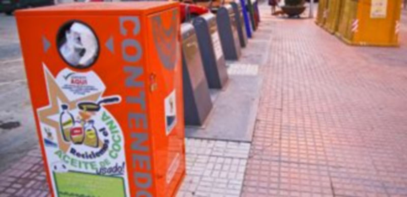 Contenedor de recogida de aceite doméstico usado instalado en la calle Severo Ochoa de la villa. /Gabriel Gómez