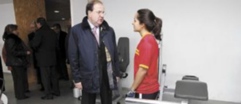 Herrera  saluda a una atleta en el gimnasio del Centro de Perfeccionamiento Técnico Deportivo Río Esgueva