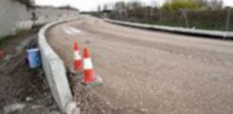 Zona del camino del Salinero en la que se ha realizado un muro de hormigón a ambos lados. /Gabriel Gómez