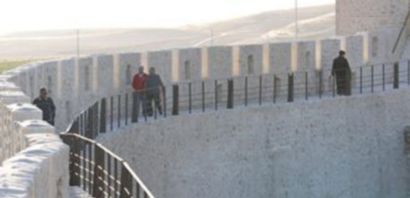 Más de 1.000 personas recorrieron el adarve de las murallas./ Gabriel Gómez.