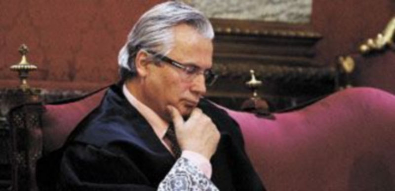 Baltasar Garzón siguió la primera parte de la sesión judicial junto a su abogado y con la toga de magistrado