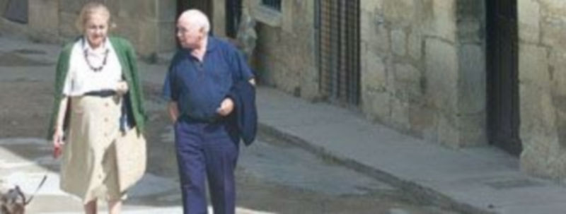 Una mujer pasea con un hombre por un pueblo castellano y leonés. / Ical