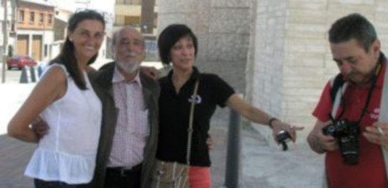 El “Glorioso Mester de Picardía Viajera” visitó la villa y Fuentidueña 1 Apuleyo Soto y otros de los visitantes junto a la muralla. /El Adelantado.