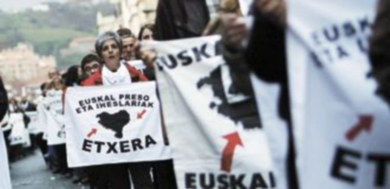 Los familiares de los presos terroristas portaron pancartas en las que reclamaban el acercamiento de los internos a las cárceles del País Vasco. / Reuters