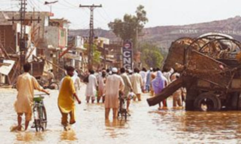 Las riadas inundaron la localidad de Nowshera. / Reuters