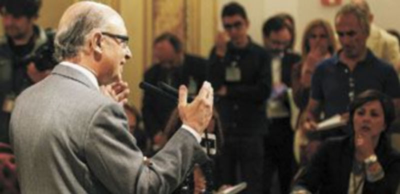 El dirigente ‘popular’ ofrece explicaciones a los medios de comunicación en una de las salas de prensa del Congreso de los Diputados. / Efe