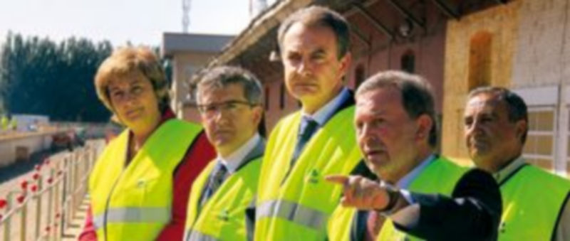 Rodríguez Zapatero comprueba la marcha de las obras del AVE acompañado del alcalde de León (2i) y la vicepresidenta y consejera de Medio Ambiente de la Junta. / Ical