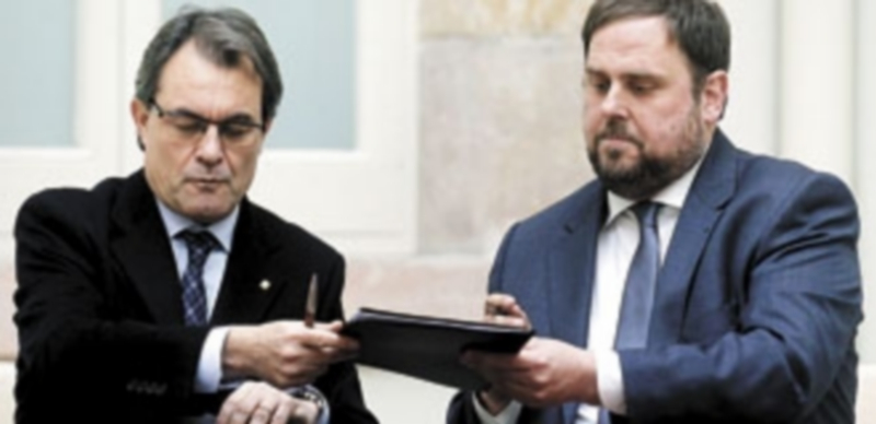 Diciembre de 2012. Artur Mas firma un pacto de gobernabilidad con Oriol Junqueras. / Reuters
