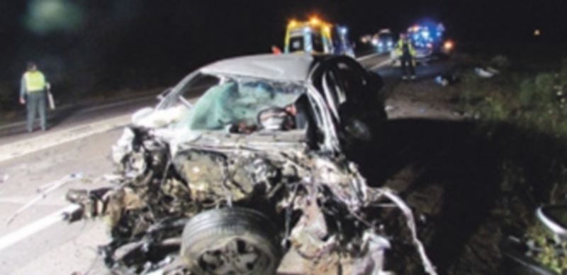 Estado en el que quedó el vehículo siniestrado tras la colisión. / Efe