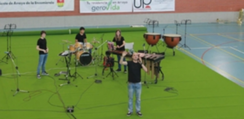 Los alumnos y su profesor en su interpretación en el certamen de Arroyo de la Encomienda. / E.A.