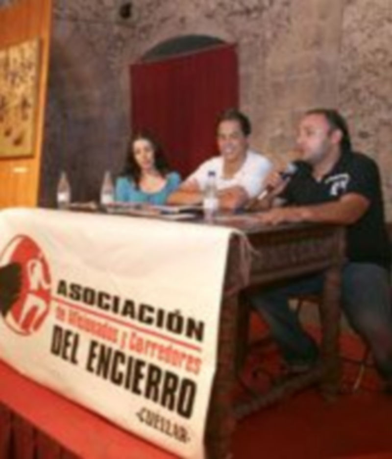 Miembros de la directiva de la asociación presentando la feria/Gabriel Gómez