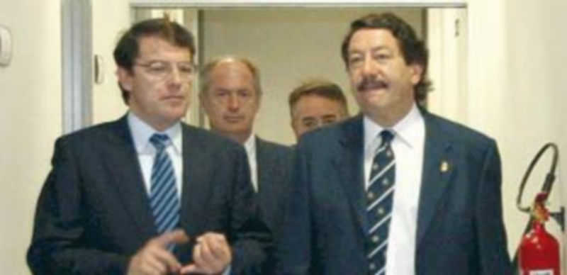 Óscar López (i) visita la localidad vallisoletana de Tordesillas. /Ical