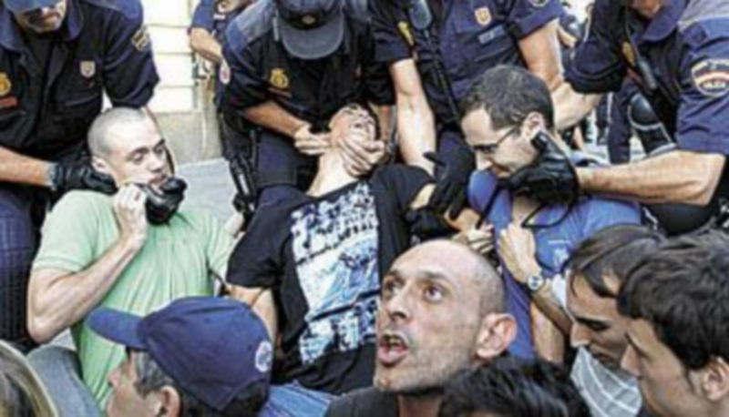 Centenares de personas se concentraron en las inmediaciones de la madrileña Puerta del Sol en repulsa por el desalojo de los ‘indignados’. / Efe