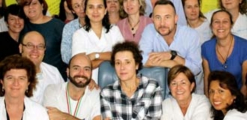 Teresa Romero junto a sus compañeros y los profesionales que la han tratado. / EFE