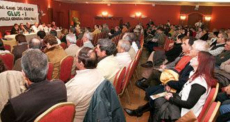 Un momento del desarrollo de la asamblea general de la cooperativa. /GABRIEL GÓMEZ