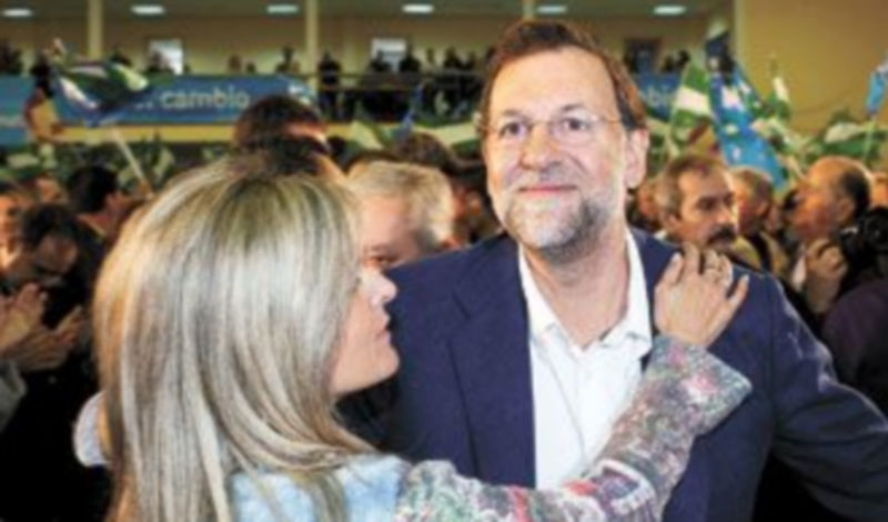 Los asistentes al acto del PP en la localidad sevillana de Bormujos acogieron a Mariano Rajoy con entusiasmo. / EFE