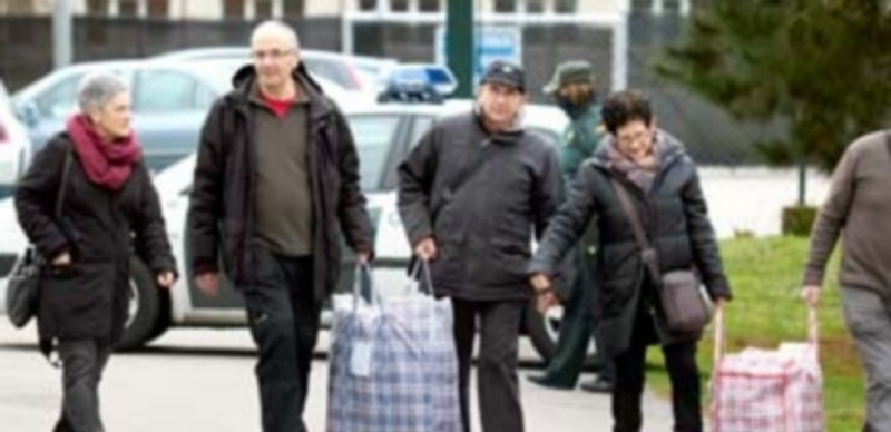 El etarra Alberto Plazaola Anduaga (2i) salió ayer de la prisión coruñesa de Teixeiro