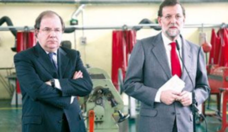 Mariano Rajoy y Juan Vicente Herrera se dirigen a los participantes en la visita al Centro Integrado de Formación Profesional Juan de Herrera de Valladolid. / ICAL