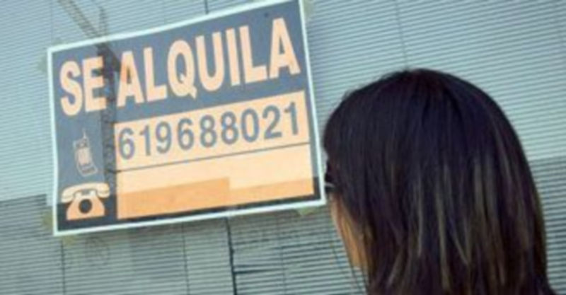 Una joven busca alquilar una vivienda.