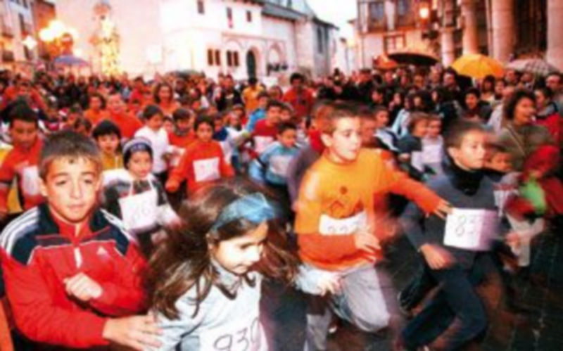 La San Silvestre cuellarana se ha convertido en cita obligada para cientos de participantes y espectadores./ Gabriel Gómez