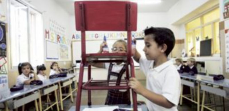 Los niños de ‘Cristo Rey’ participan en la campaña ‘La silla roja’./ Ical