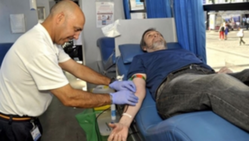 Castilla y León, la segunda región con más donaciones de sangre 1 Un donante en uno de los vehículos portátiles de la Fundación de Donantes. / Efe