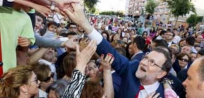 Rajoy recalca que formar una gran coalición es lo mejor para España 1 Mariano Rajoy saluda a los simpatizantes durante su visita a Almendralejo . / Efe