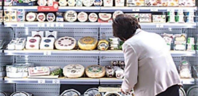 La Junta impulsa en Alemania el sector agroalimentario de la región 1 Una mujer observa los productos lácteos en la Feria Internacional de Anuga situada en la ciudad de Colonia. / Efe