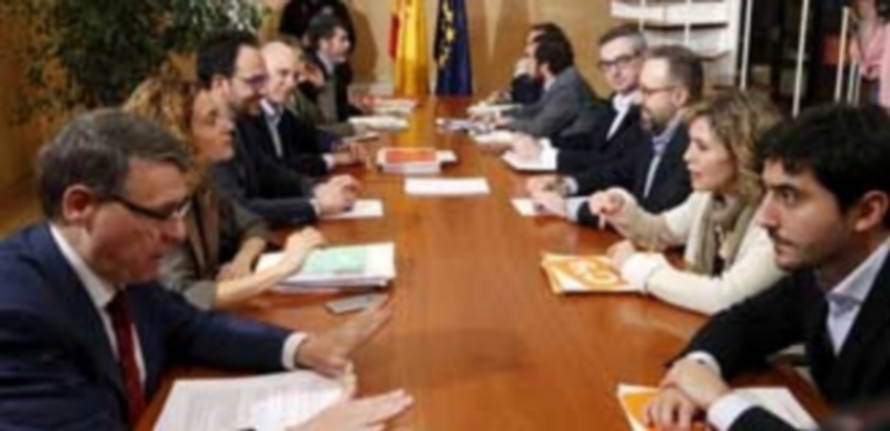 El PSOE espera alcanzar un pacto con Ciudadanos antes del martes 1 Los equipos negociadores de PSOE (i) y Ciudadanos durante la reunión que mantuvieron ayer en el Congreso. / Efe