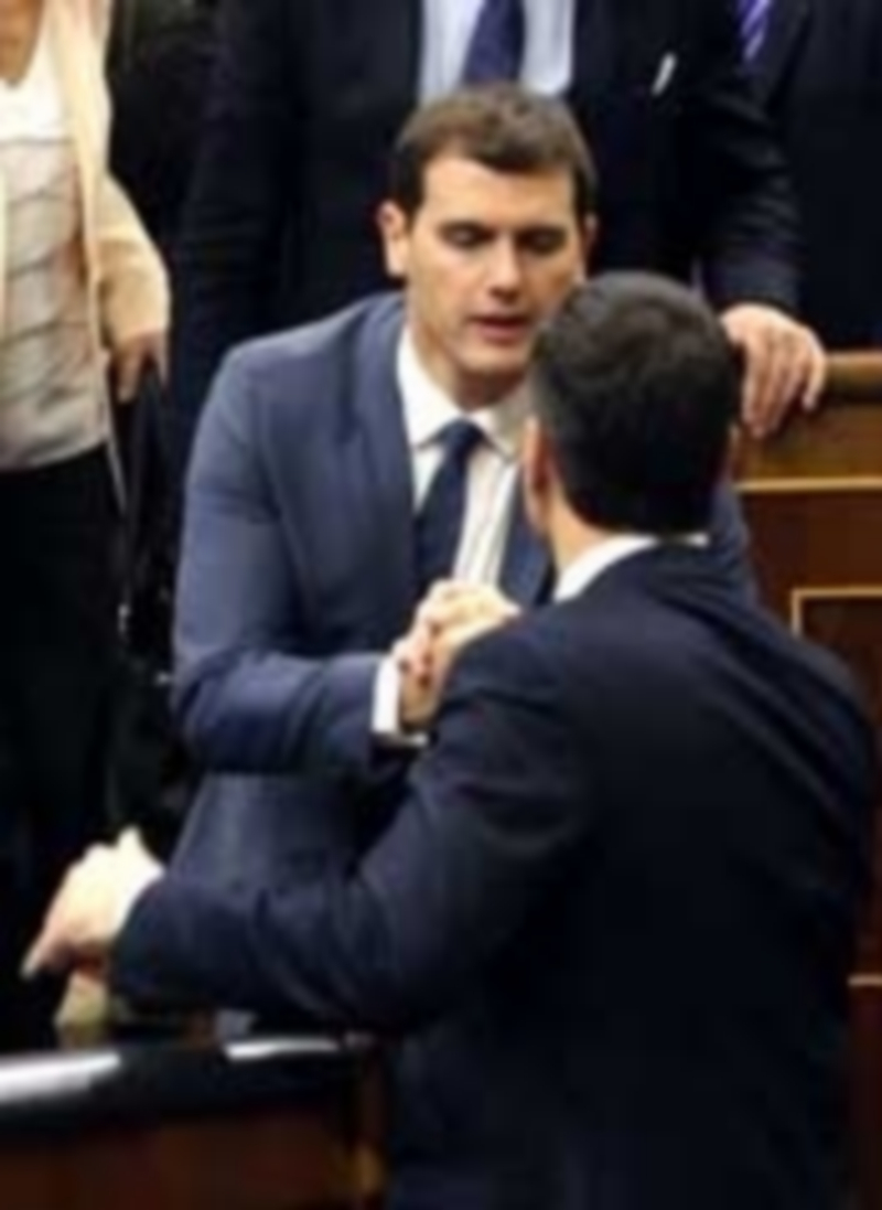 PSOE y C’s convocan a los cinco partidos con los ven posible negociar 1 Sánchez y Rivera se dan la mano tras el segundo debate de investidura. / Efe