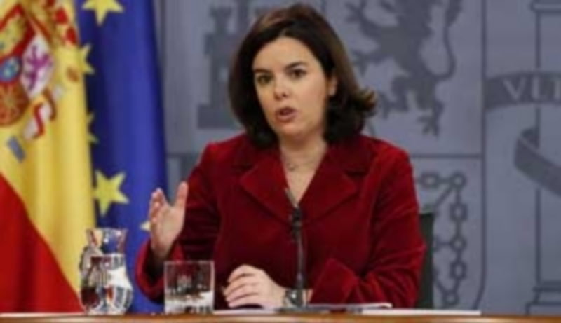 El Gobierno critica la “cerrazón” del PSOE para hablar con Rajoy 1 Soraya Sáenz de Santamaría comparece tras el Consejo de Ministros. / EFE