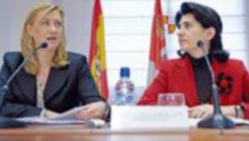 Pilar del Olmo (i) presenta los datos de crecimiento junto a la directora general de Estadística