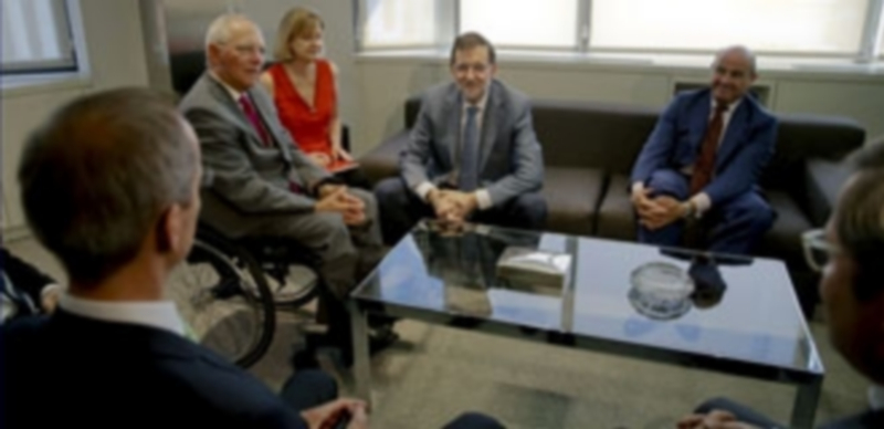 Mariano Rajoy junto a Wolfgang Schäuble en la sede del PP en Madrid. / Efe