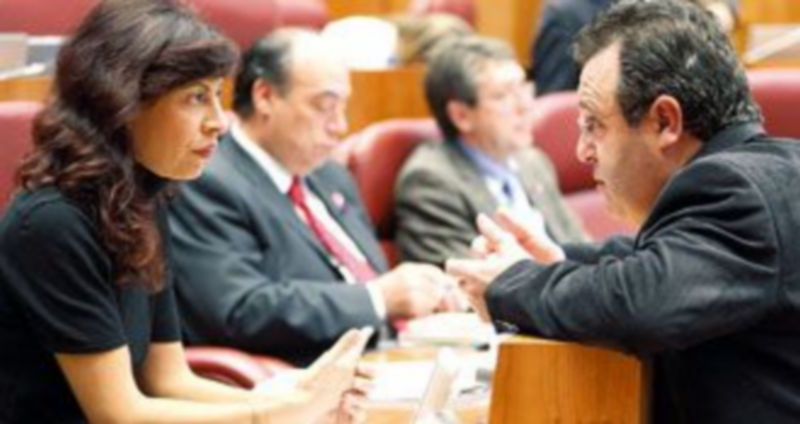 Ana Redondo charla con el procurador José Ignacio Martín Benito en el transcurso de la sesión plenaria de ayer. / ICAL