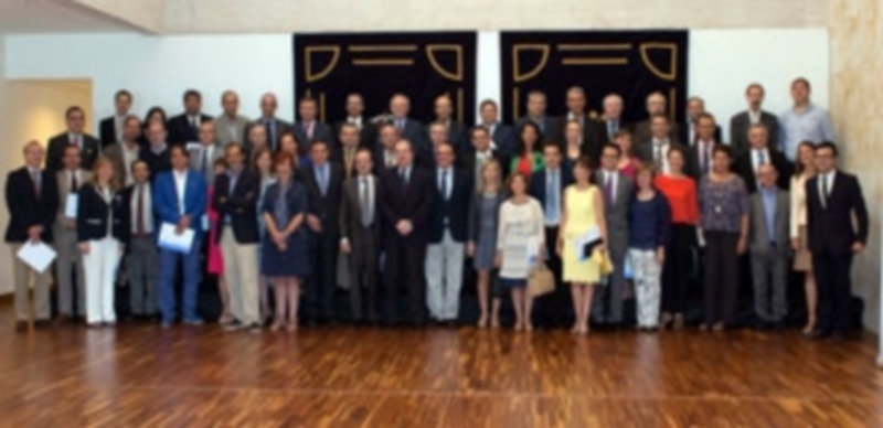 El gasto en conciertos sanitarios baja un 26% en los últimos 3 años 1 El presidente Herrera con representantes de 52 colectivos sanitarios de Castilla y León./ JCyL