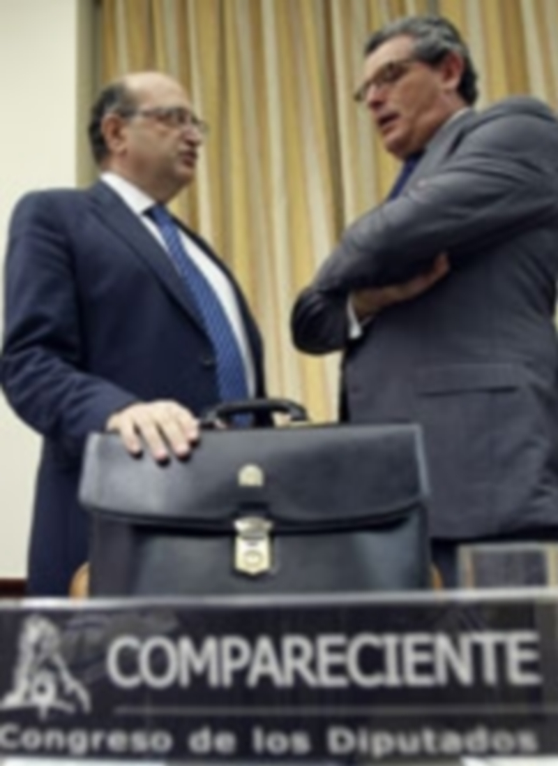 Ramón Álvarez de Miranda conversa con el presidente de la Comisión Mixta