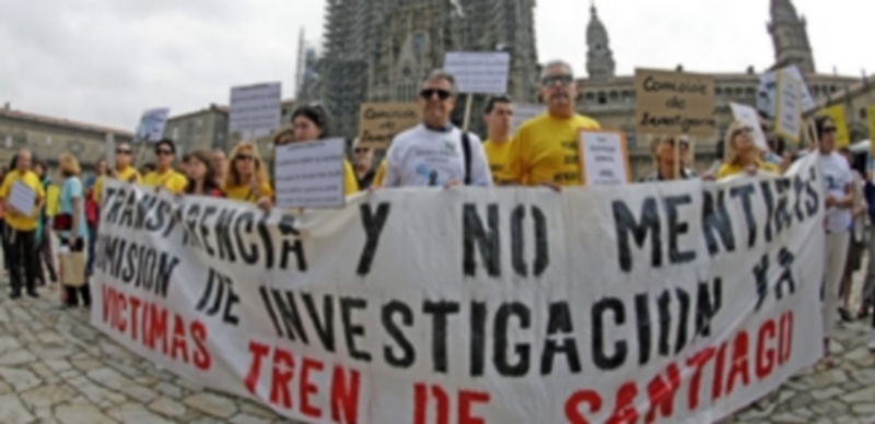 Víctimas y familiares del accidente del Alvia se concentraron en la plaza del Obradoiro para pedir “la verdad”. /Efe