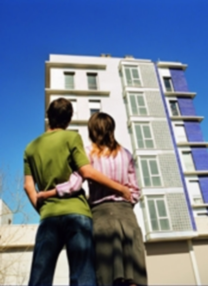 La Junta tiene 131 viviendas para realojos en caso de desahucio 1 Una pareja mira un edificio de viviendas protegidas. / Europa Press