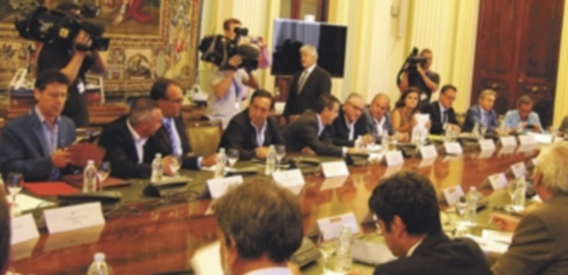 Críticas por la suspensión de las ayudas para compensar el veto ruso 1 Los representantes de las organizaciones agrarias y del Ministerio de Agricultura durante una reunión celebrada para analizar las consecuencias del veto ruso. / COAG