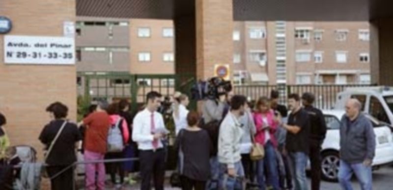 Varios periodistas a la entrada del edificio en Alcorcón donde vive Teresa R. / EFE