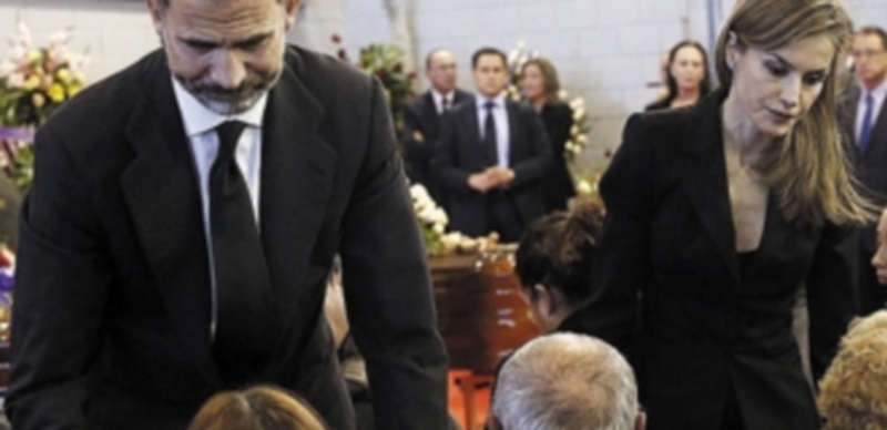 Los reyes de España dan el pésame a los familiares de los fallecidos al inicio del funeral. / Efe