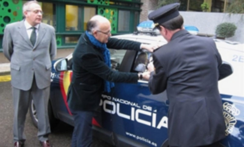 Los coches patrulla se suman a la lucha contra la violencia de género 1 El delegado del Gobierno