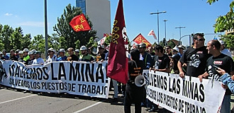 Varias decenas de mineros cortan el tráfico en una de las principales arterias de comunicación de Valladolid a la altura del edificio de las Cortes. / E. P.