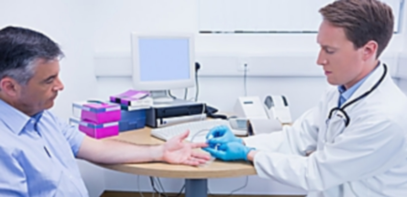 La región tiene la tasa más alta de médicos de Primaria por habitante 1 Un médico realiza la prueba para medir los niveles de glucosa a un paciente con diabetes en la consulta. / E. P.