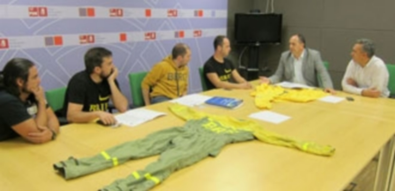 PSOE y Podemos piden a la Junta que “escuche” a los forestales 1 Representantes de los trabajadores de las brigadas antiincendios reunidos con Podemos y PSOE. / Europa Press